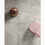 Gresie Exterior Lavaredo HLA 205 Grigio 60x60x2cm – ambient terasa, pardoseala gri efect piatra vazuta de sus, fotoliu roz