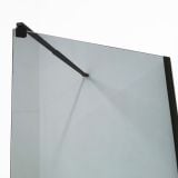 Paravan De Dus Tip Walk-In Fumuriu Finisaj Profil Negru 80x200 cm – detaliu, colt sticla fumurie cu bara neagra de sustinere