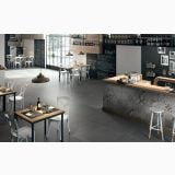Gresie Rectificata Square District 80x80 cm – ambient comercial, restaurant cu mese lemn, scaune albe, gresie gri mata, pe pardoseala