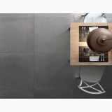 Gresie Rectificata Square District 60x60 cm – ambient living, vedere de sus masa cu scaune pe gresie gri, pe pardoseala