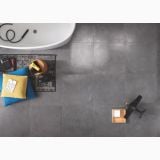 Gresie Rectificata Square District 80x80 cm – ambient baie, pardoseala gri cu cada, covor, perne colorate si avion jucarie