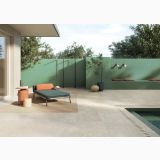 Gresie Exterior Dorset Beige Cross Cut Anti-Slip 60x60x2 cm – ambient piscina, terasa piscina cu gresie beige, perete verde si sezlong, pe pardoseala