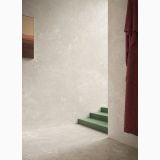Gresie Dorset Bianco Cross Cut Mat 30x60 cm – ambient hol, hol minimalist cu scara verde si perete gresie mata