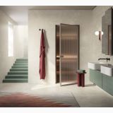Gresie Dorset Bianco Mat Cross Cut 80x80 cm – ambient baie, baie eleganta cu scari verzi si usa striata, pe pardoseala
