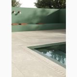 Gresie Exterior Dorset Bianco Cross Cut Anti-Slip 60x120x2 cm – ambient piscina, terasa piscina gresie bej cu perete verde mozaic, pe pardoseala
