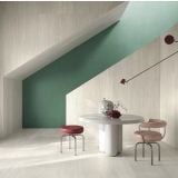 Gresie Dorset Bianco Vein Cut Mat 60x120 cm – ambient living, living cu masa rotunda, scaune roz, perete verde