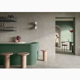 Gresie Dorset Cenere Cross Cut Mat 120x120 cm – ambient comercial, bar cu tejghea verde, scaune bej, pardoseala gri