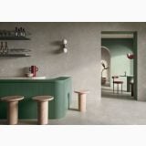Lastra Gresie Dorset Cenere Cross Cut Mat 120x280x0,6 cm – ambient comercial, bar cu tejghea verde, scaune travertin, pardoseala gresie gri