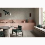 Gresie Dorset Cenere Vein Cut Mat 80x160 cm – ambient bucatarie, bucatarie moderna cu mobilier roz si scaune verzi, pe pardoseala