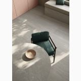 Gresie Dorset Cenere Vein Cut Mat 60x120 cm – ambient living, living cu fotoliu verde, masa rotunda si pardoseala gresie gri