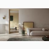 Gresie Dorset Tortora Cross Cut Mat 120x120 cm – ambient living, living modern cu canapea bouclé si covor dungat, pe pardoseala