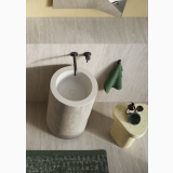 Gresie Dorset Tortora Vein Cut Mat 60x120 cm – ambient baie, lavoar cilindric pe pardoseala gri, prosop verde, taburet