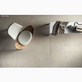 Gresie Rectificata Square Downtown 80x80 cm – ambient baie, vedere de sus, scaun lemn si prosop pe cada, pe pardoseala