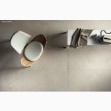 Gresie Rectificata Square Downtown 60x60 cm – ambient baie, vedere de sus, scaun lemn, prosop si accesorii baie, pe pardoseala
