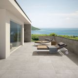 Gresie ABK Downtown Ash Anti-Slip 60x60 cm – ambient terasa, terasa moderna cu vedere la mare, sezlonguri, pe pardoseala