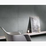 Gresie Argilla Dry 60x120X0.6 cm – ambient living, perete gri texturat, banca lemn, scaun modern, ilustratie decorativa