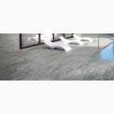 Gresie Engadina HEG 5 Gri Mat 60x60 – ambient piscina, terasa gri langa piscina cu sezlonguri albe, pe pardoseala