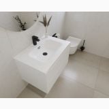 Mobilier Baie Riflat Dune Finisaj Alb Mat 80 cm – ambient baie, lavoar suspendat alb cu dulap riflat sub oglinda, pe perete