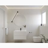 Mobilier Baie Riflat Dune Finisaj Alb Mat 80 cm – ambient baie, baie minimalista cu mobilier alb, oglinda rotunda si vas wc suspendat, pe perete