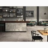 Decor din gresie porțelanată Cementine Mix Alb și Negru 20x20 cm – ambient comercial, bar cafenea cu decor patchwork pe fata tejghelei, pe perete