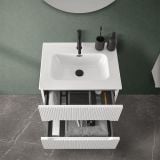 Mobilier Baie Riflat Easy Finisaj Alb Mat L.60 cm – ambient baie, vedere de sus cu sertare deschise si accesorii negre, pe pardoseala