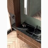 Coloana Mobilier Riflat Easy Noce Gold 2 Usi Riflate L.35 H.150 P.30 – ambient baie, baie moderna cu blat marmura neagra si mobilier lemn riflat, pe pardoseala si perete