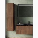Coloana Mobilier Riflat Easy Noce Gold 2 Usi Riflate L.35 H.150 P.30 – ambient baie, coloana riflata lemn suspendata langa oglinda si blat marmura neagra, pe perete