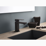 Robinet Lavoar Elle Paffoni Negru Mat – ambient baie, robinet negru mat pe blat lavoar lemn, toaleta neagra