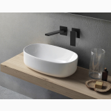Robinet din Perete Paffoni Elle Negru mat 20 cm – ambient baie, lavoar oval alb pe blat lemn cu robinet negru, pe perete
