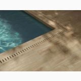 Gresie Imitatie Lemn Antislip Essence Warm 20x120 cm – ambient piscina, marginea piscinei placata cu gresie antiderapanta imitatie lemn, pe pardoseala