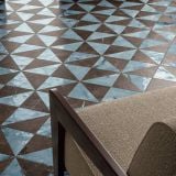 Gresie Portelanata Decor Dimore Eulalia Marrone Imperiale 20x20 cm – ambient living, pardoseala cu triunghiuri maro si albastru, fotoliu textil