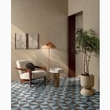 Gresie Portelanata Decor Dimore Eulalia Marrone Imperiale 20x20 cm – ambient living, living cu fotoliu, lampa si pardoseala geometrica bleu-maro