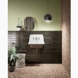 Faianta tip Brick Frammenti FR 08 Nero 7.5x40 cm – ambient baie, baie cu chiuveta alba, faianta maro lucioasa, pardoseala terrazzo, pe perete