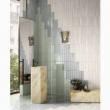 Gresie Portelanata Brick Faetano Ghiaccioli Lattementa Lucios 6x25 cm – ambient baie, baie eleganta cu gresie verticala si lavoar marmura, pe pardoseala si perete