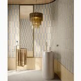 Gresie Portelanata Brick Faetano Ghiaccioli Vaniglia Lucios 6x25 cm – ambient baie, baie curbata cu faianta bicolora si candelabru elegant, pe perete