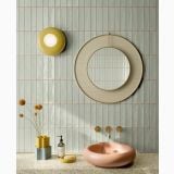 Gresie Portelanata Brick Faetano Ghiaccioli Lattementa Lucios 6x25 cm – ambient baie, baie cu faianta verde, oglinda rotunda, chiuveta roz, pe perete