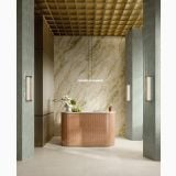 Gresie Portelanata Brick Faetano Ghiaccioli Lattementa Lucios 6x25 cm – ambient comercial, receptie eleganta cu insula lemn si stalpi ceramici verzi, pe perete