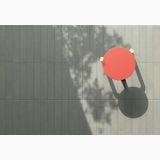 Gresie Manufatti MI 22 Te Brick Mat 7.5x40 cm – ambient terasa, vedere de sus masa rosie pe pardoseala gresie