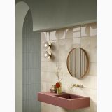 Gresie Manufatti MI 22 Te Brick Mat 7.5x40 cm – ambient baie, baie cu faianta crem pe perete, lavoar roz suspendat