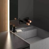 Baterie Incastrata Lavoar Ardesia Negru-Roz Auriu – ambient baie, baterie neagra cu detalii auriu-roz montata pe lavoar suspendat, pe perete