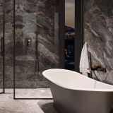 Baterie Incastrata Cada Dus Ardesia 2 Iesiri Negru-Roz Auriu – ambient baie, baie luxoasa cu cada freestanding si perete marmura gri