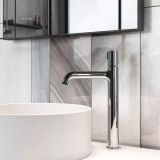 Baterie Stativa Lavoar Inalta FDesign Meandro Crom Lucios – ambient baie, baterie lavoar crom pe blat langa lavoar oval, pe perete