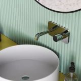 Baterie Incastrata Lavoar FDesign Meandro Crom Lucios – ambient baie, baterie crom montata pe perete verde, lavoar rotund alb