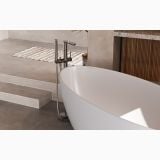 Baterie cada freestanding FDesign Flusso Crom Lucios – ambient baie, baterie cada crom, cada ovala, treapta beton, pe pardoseala