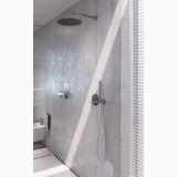 Sistem dus 6 in 1 FDesign Flusso Crom – ambient baie, sistem dus crom montat pe perete gresie gri