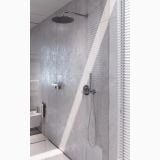 Baterie Stativa Bideu Flusso FDesign Crom Lucios – ambient baie, baterie dus crom pe perete gresie gri, lumina naturala