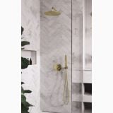 Baterie incastrata FDesign cada/dus Flusso Auriu Lucios – ambient baie, baterie aurie incastrata dus cu faianta herringbone alba, pe perete