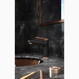 Baterie Stativa Lavoar FDesign Seppia Negru Mat – ambient baie, baterie negru mat cu accente aurii pe blat marmura, pe pardoseala si perete