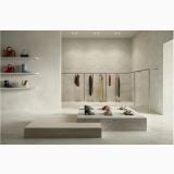 Gresie Portelanata I Cementi White 60x120 cm – ambient comercial, showroom minimalist cu podium expunere pantofi si genti, pe pardoseala si perete