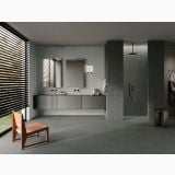 Gresie Portelanata I Cementi Dark 60x120 cm – ambient baie, baie moderna cu dus si mobilier suspendat gri, pe pardoseala